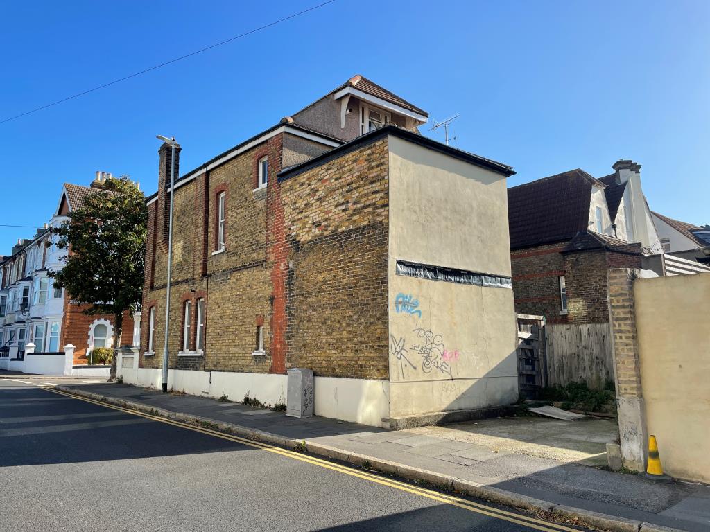 Lot: 107 - DETACHED BLOCK OF FLATS WITH POTENTIAL FOR EXTENSION -